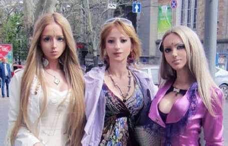 Lạ lùng một gia đình toàn người giống búp bê