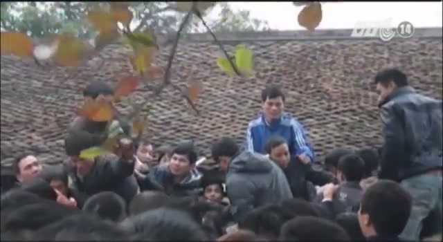 Clip: Leo lên đầu nhau giẫm đạp, la hét xin ấn đền Trần