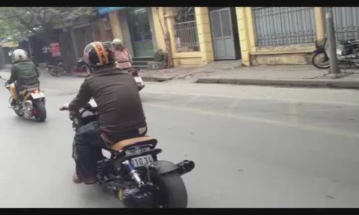 Mô tô lạ lùn tịt lướt trên phố Hà Nội