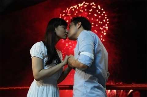Lộ ảnh Lã Thanh Huyền hôn Việt Anh dưới trời pháo hoa