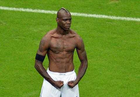 Balotelli dựng tượng khoe kiểu ăn mừng không đụng hàng