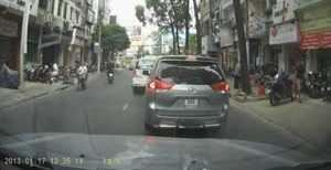 Vừa đi xe máy vừa cướp gương chiếu hậu ôtô