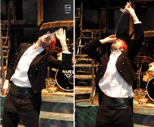 Thót tim với màn nuốt kiếm dài 70 cm