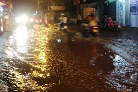 Chớm triều cường, Sài Gòn nhiều nơi ngập nửa mét