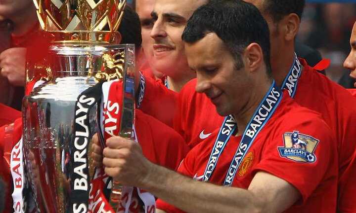 Ryan Giggs bất ngờ gia hạn hợp đồng với MU