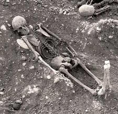 Phát hiện 3 bộ hài cốt dưới phòng tập thể hình