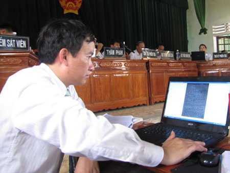 Đê hèn 'Muốn ly dị, chồng nhờ bạn hiếp dâm vợ'