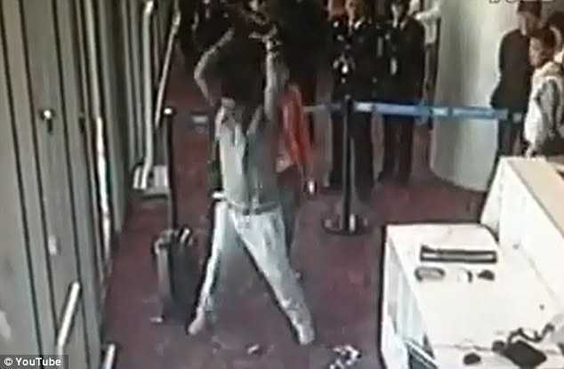 Giở thói côn đồ vì lỡ chuyến bay bị camera ghi lại