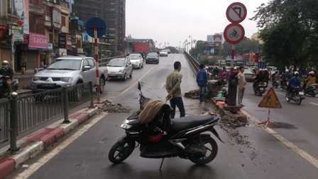 Đi trái luật, xe khách 'đả thương' cầu vượt