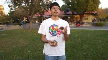 Giải rubic cực lạ bằng cách tung hứng