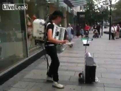 Nghệ sỹ đường phố khiến người xem trầm trồ