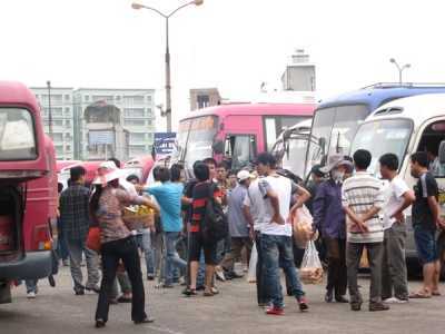 Kinh hoàng xe khách hành xử giang hồ, bặm trợn