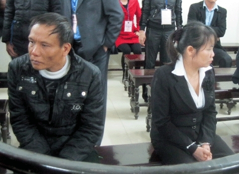 Bị tố cáo, cùng người tình ném mìn nhà đồng nghiệp