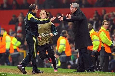 Cận cảnh thầy trò Sir Alex phản ứng dữ dội trọng tài