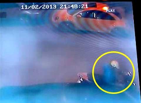 Cưỡi SH bẻ trộm gương chiếu hậu Mercedes lọt camera