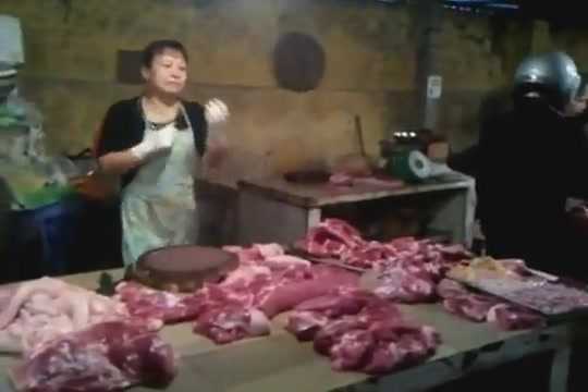 Clip: Các cô hàng thịt 'khoe' vũ đạo tưng bừng góc chợ