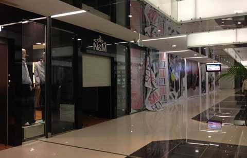 Grand Plaza tối om, không biết ngày mở cửa
