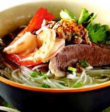 Ăn hủ tiếu giò heo, hàng trăm người ngộ độc