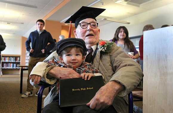 Cụ ông 106 tuổi tốt nghiệp trung học