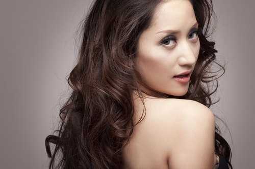 Khánh Thy hoá thân nữ cao bồi xinh đẹp mừng 8/3