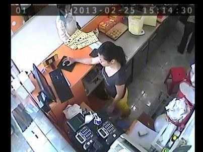 Clip: Vờ mua bánh, bẻ khoá xe máy bị camera ghi lại