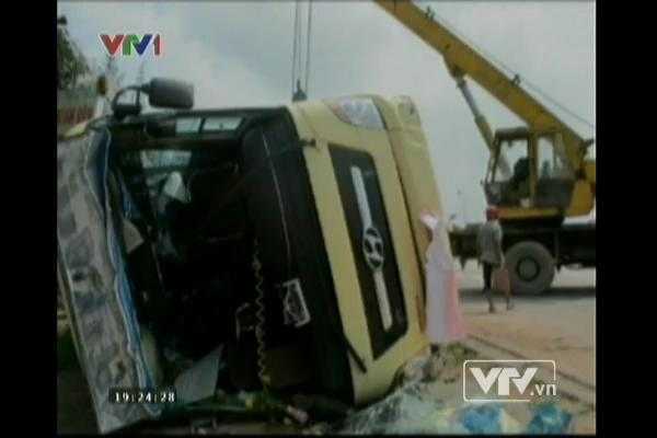 Clip: Lật xe chở Việt kiều, 11 người bị thương