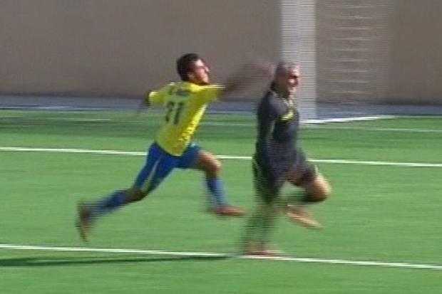 Trọng tài chạy trối chết chỉ vì một thẻ vàng