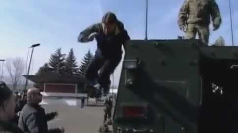 Clip: Thủ tướng Croatia ngã lộn nhào từ xe bọc thép