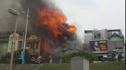 Video: Cháy lớn giữa Hà Nội, nhà 5 tầng đổ sập