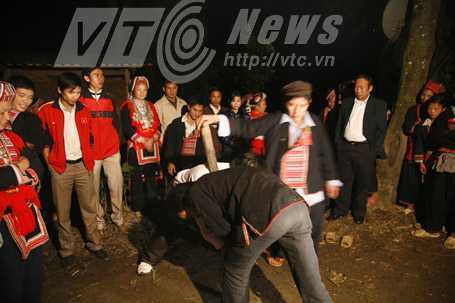 Video: 'Gậy thần biết bay' của người Dao đỏ