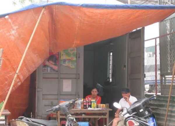 Lạ lùng nhà làm từ container cũ giữa Hà Nội