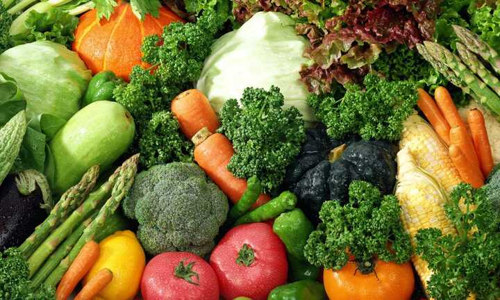 Phun thuốc vào rau quả, tự nông dân không dám ăn