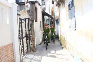 Ảnh: Theo chân cảnh sát đạp xe tuần tra an ninh