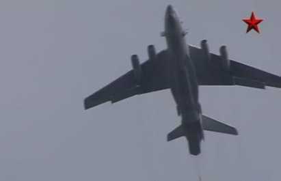 Máy bay vận tải Nga thả thiết giáp bằng dù đặc chủng