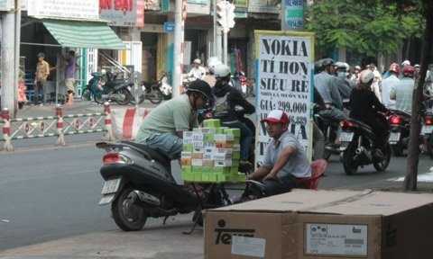 'Nokia tí hon' giá 299.000đ tràn ra vỉa hè