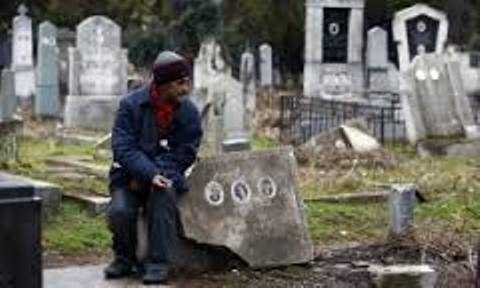 Người đàn ông 15 năm sống trong huyệt mộ