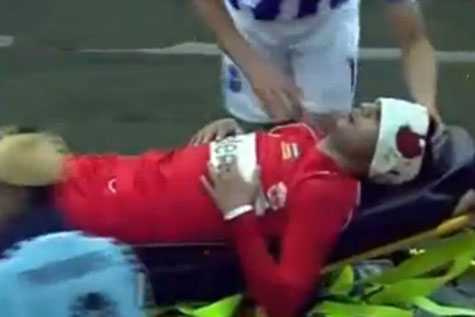 Va chạm kinh hoàng khiến cầu thủ vỡ đầu