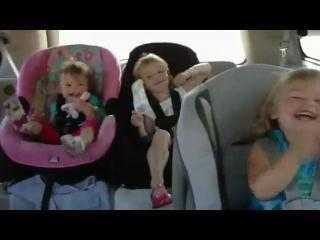 Hài hước 3 em bé cuồng nhiệt với âm nhạc