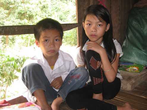 Cô bé11 tuổi tự lập, 5 năm ở lán nuôi em nhỏ ăn học