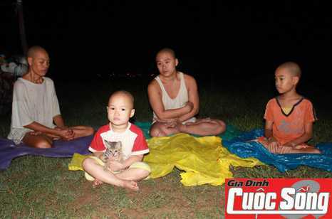 Lạ lùng gia đình trọc đầu ngồi hít khí trời giữa sông