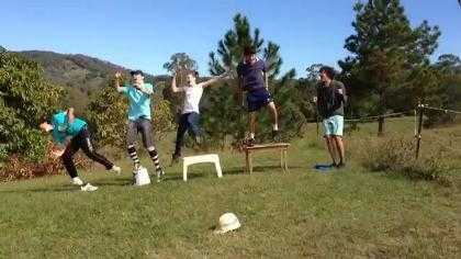 Nam nữ nghịch dại với hàng rào điện, giật tung người