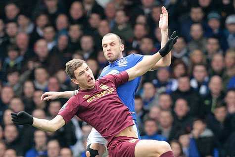 Thua sốc Everton, Man City dâng ngôi vô địch sớm cho MU