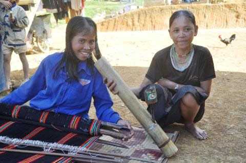 Nơi con gái không hút thuốc lào sẽ 'ế'