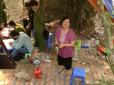 Mẹ vợ Khánh 'trắng', 73 tuổi ngồi cả 2 sới bạc lớn