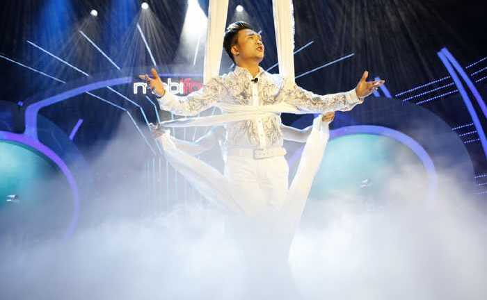 Đại Nghĩa hóa thành Đàm Vĩnh Hưng, vừa bay vừa đạp xe