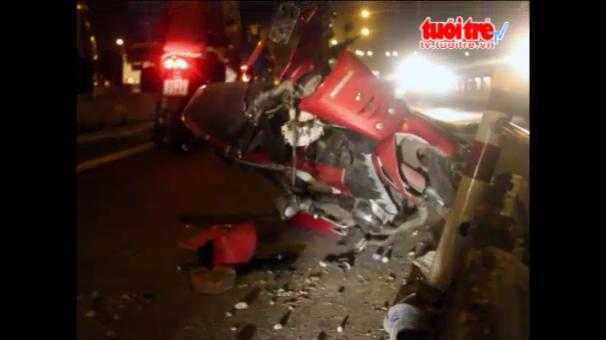 Hung thần húc dải phân cách, một người nguy kịch