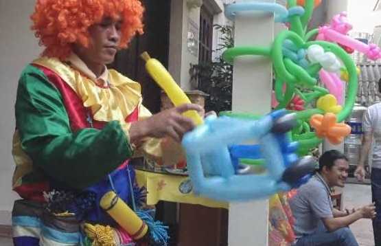 Bán bóng bay thu nhập hàng chục triệu đồng/tháng