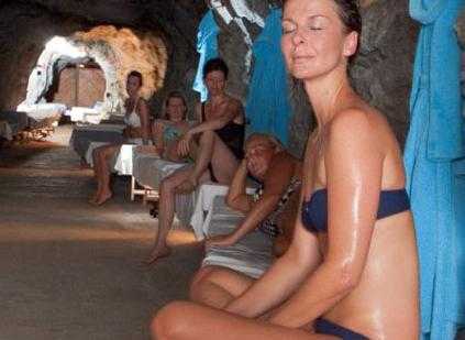 Kỳ lạ mặc áo tắm, ngồi trong hang để chữa bệnh