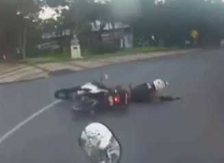 Lướt môtô trên phố, 2 cảnh sát đồng loạt ngã gãy chân