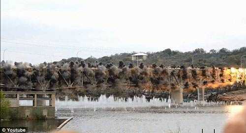 Gài thuốc nổ đánh sập cầu trong 1 giây như phim